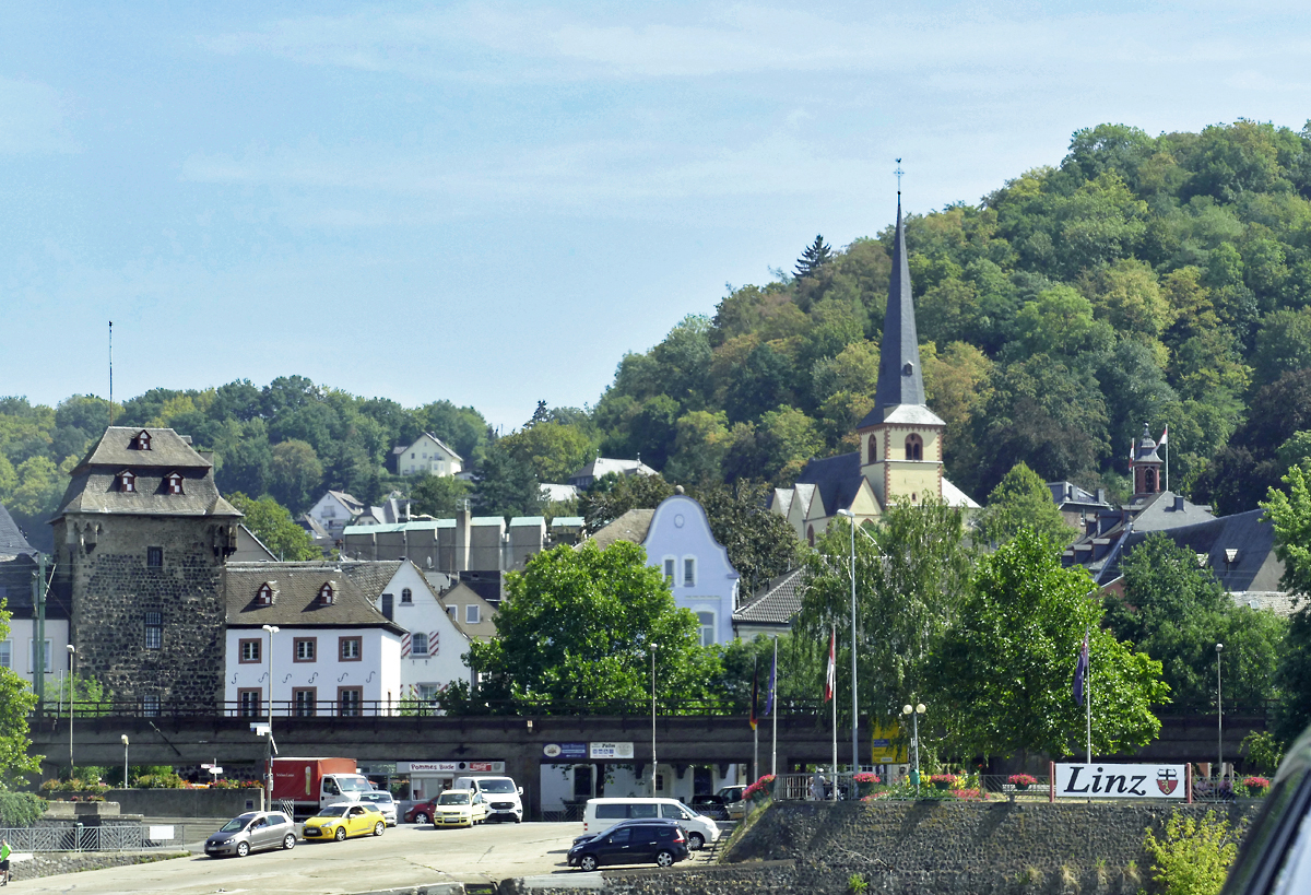 Linz am Rhein, Anlegestelle der Rheinfhre und kath. Pfarrkirche St. Martin - 16.08.2018