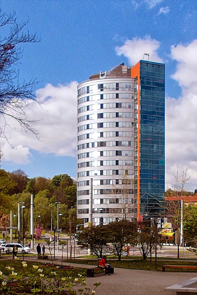 Linz, Stadtbibliothek Wissensturm ... aufgenommen am 17.4.2014.


Der Wissensturm ist ein elliptisches Hochhaus im Volksgartenviertel in Linz und wurde am 14. September 2007 erffnet. Neben der Volkshochschule ist auch die Stadtbibliothek Linz im Turm beheimatet. Der Zusammenfhrung dieser beiden Institutionen verdankt er auch seinen Namen.

Die Errichtung des Gebudes wurde am 3. Juni 2004 vom Gemeinderat der Stadt Linz einstimmig beschlossen. Die beiden Hauptmieter bieten im neuen Gebude den Hauptteil ihres Kurs- und Vortragsprogramms bzw. ihres Bcher- und Medienbestands an. Das Angebot ergnzen eine Medienwerkstatt, ein Selbstlernzentrum, eine Brgerservicestelle, Kinderbetreuungsmglichkeiten sowie ein Bistro.