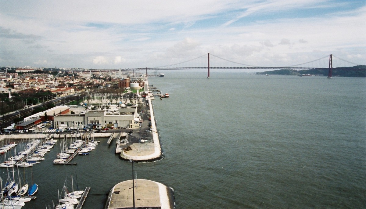 LISBOA (Concelho de Lisboa), 24.01.2001, Blick vom Denkmal der Entdeckungen auf die Ponte 25 de Abril