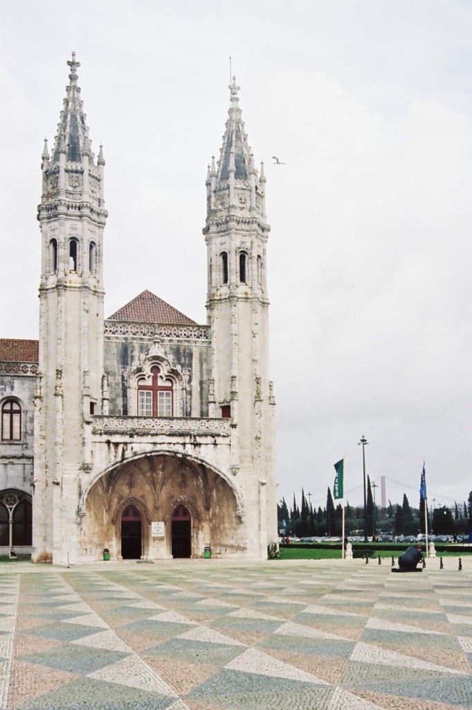 LISBOA (Concelho de Lisboa), 24.01.2001, die Westseite des Hieronymus-Klosters im Stadtteil Belm