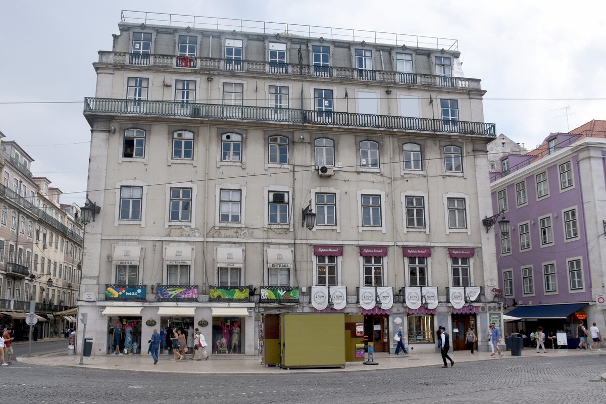 LISBOA (Concelho de Lisboa), 25.08.2019, Wohn- und Geschftshaus an der Praa da Figueira