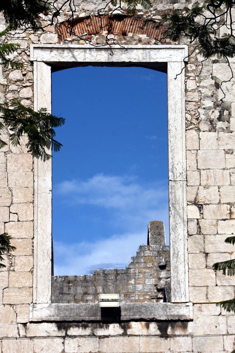 LISBOA (Concelho de Lisboa), 25.08.2019, ein Fenster der 1755 durch Erdbeben zerstrten Carmo-Kirche auf dem Largo do Carmo, einem sehr schnen Platz