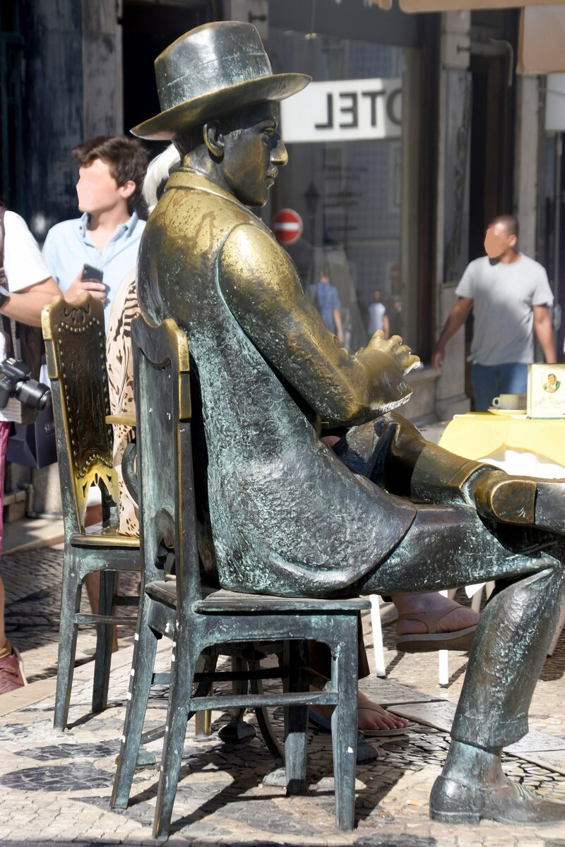 LISBOA (Concelho de Lisboa), 25.08.2019, eine Erinnerung an Fernando Pessoa, einem der grten portugiesischen Schriftsteller des 20.Jahrhundert, vor seinem Lieblingscaf  A Brasileira  in der Rua Garrett