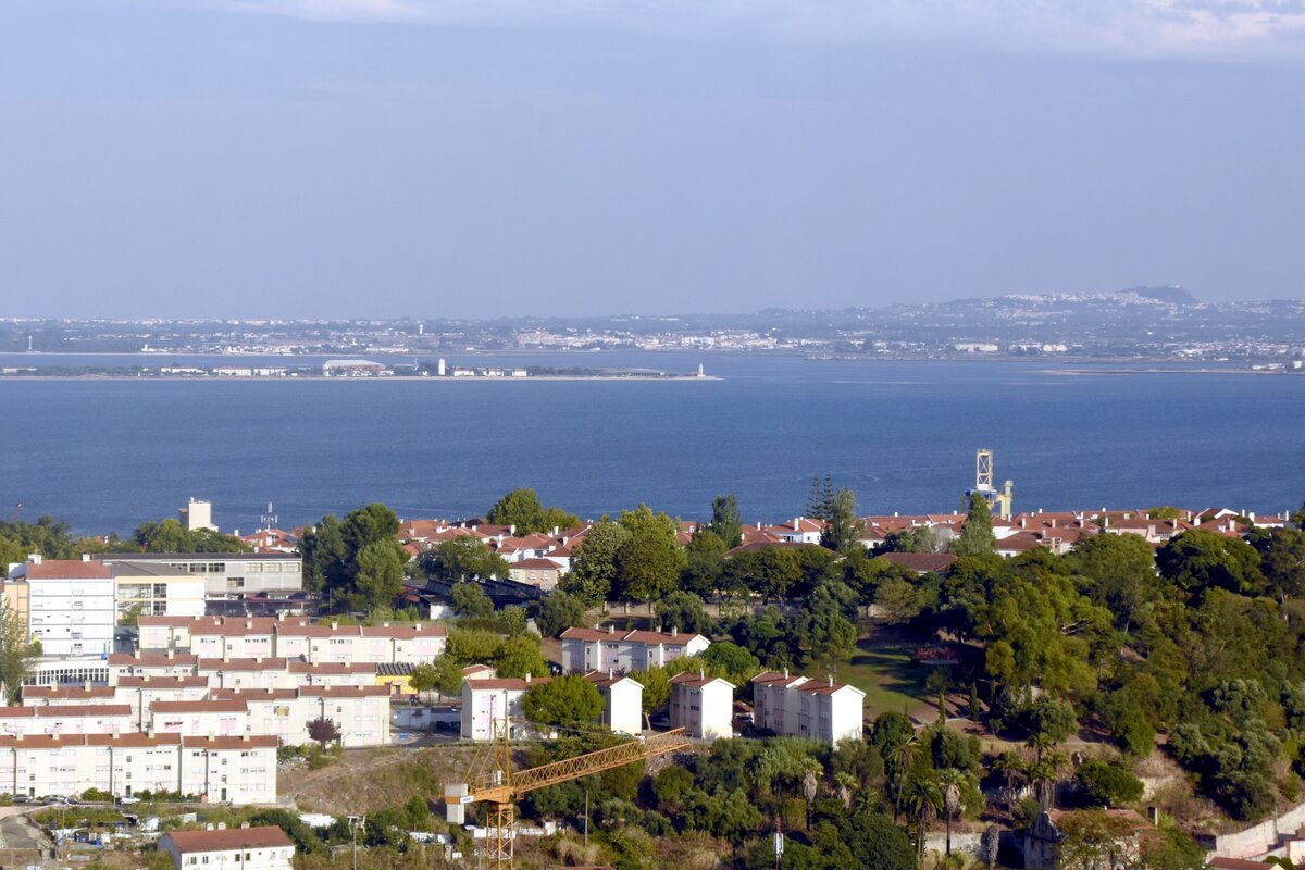 LISBOA (Concelho de Lisboa), 25.08.2019, Blick aus dem Hotelzimmer in Richtung Rio Tejo; am Sdufer liegen Vororte von Lissabon, die administrativ zum Distrikt Setbal gehren