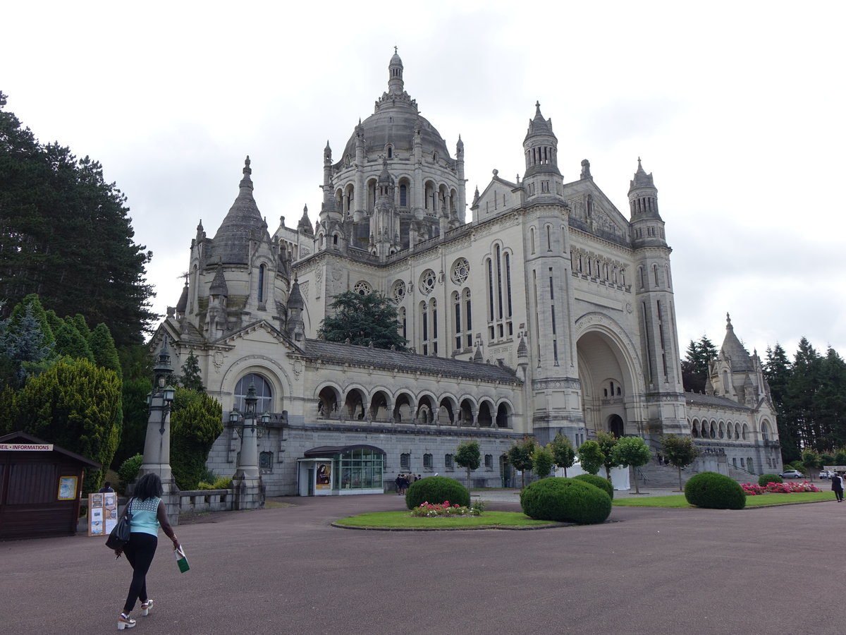 Lisieux, Basilika St. Therese, mchtige marmorne Pilgerkirche auf eiinem Hang ber Lisieux, erbaut von 1929 bis 1960 (12.07.2016)