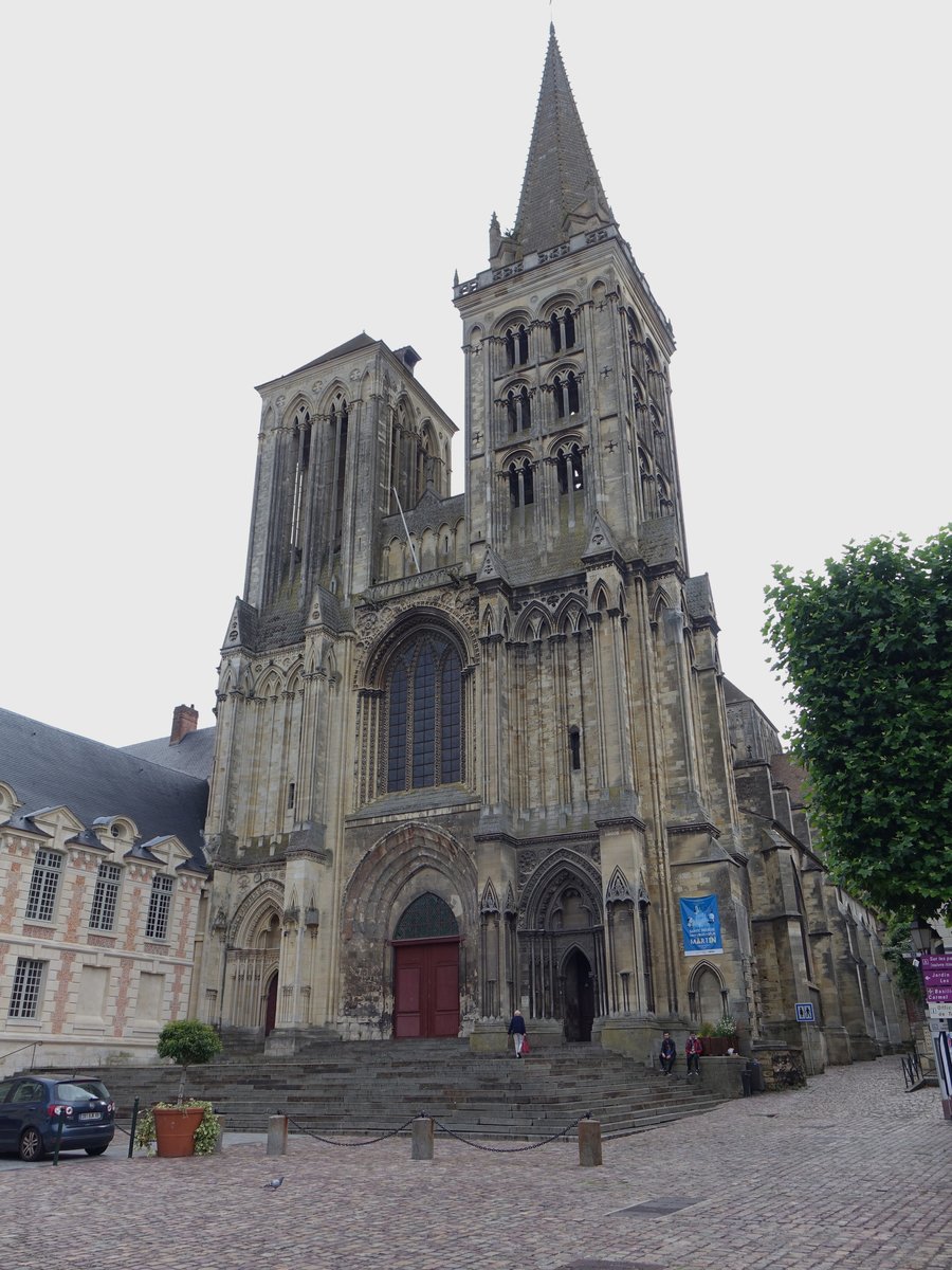 Lisieux, Kathedrale St. Pierre, erbaut von 1170 bis 1175, Fassade und Nordturm 13. Jahrhundert, Sdturm von 1579 (12.07.2016)
