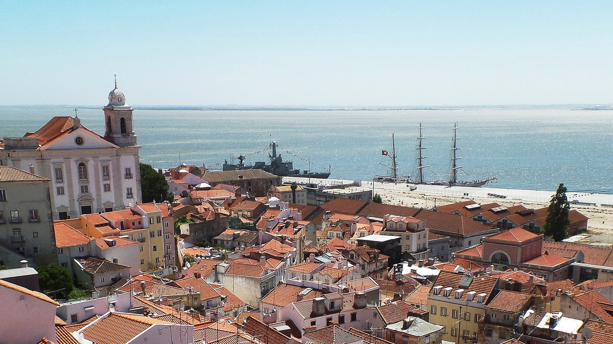Lissabon am 19.5.2015: Blick ber die Altstadt auf einen Teil des Hafens mit dem Segelschulschiff SAGRES und einem Zerstrer der Portugiesischen Marine /