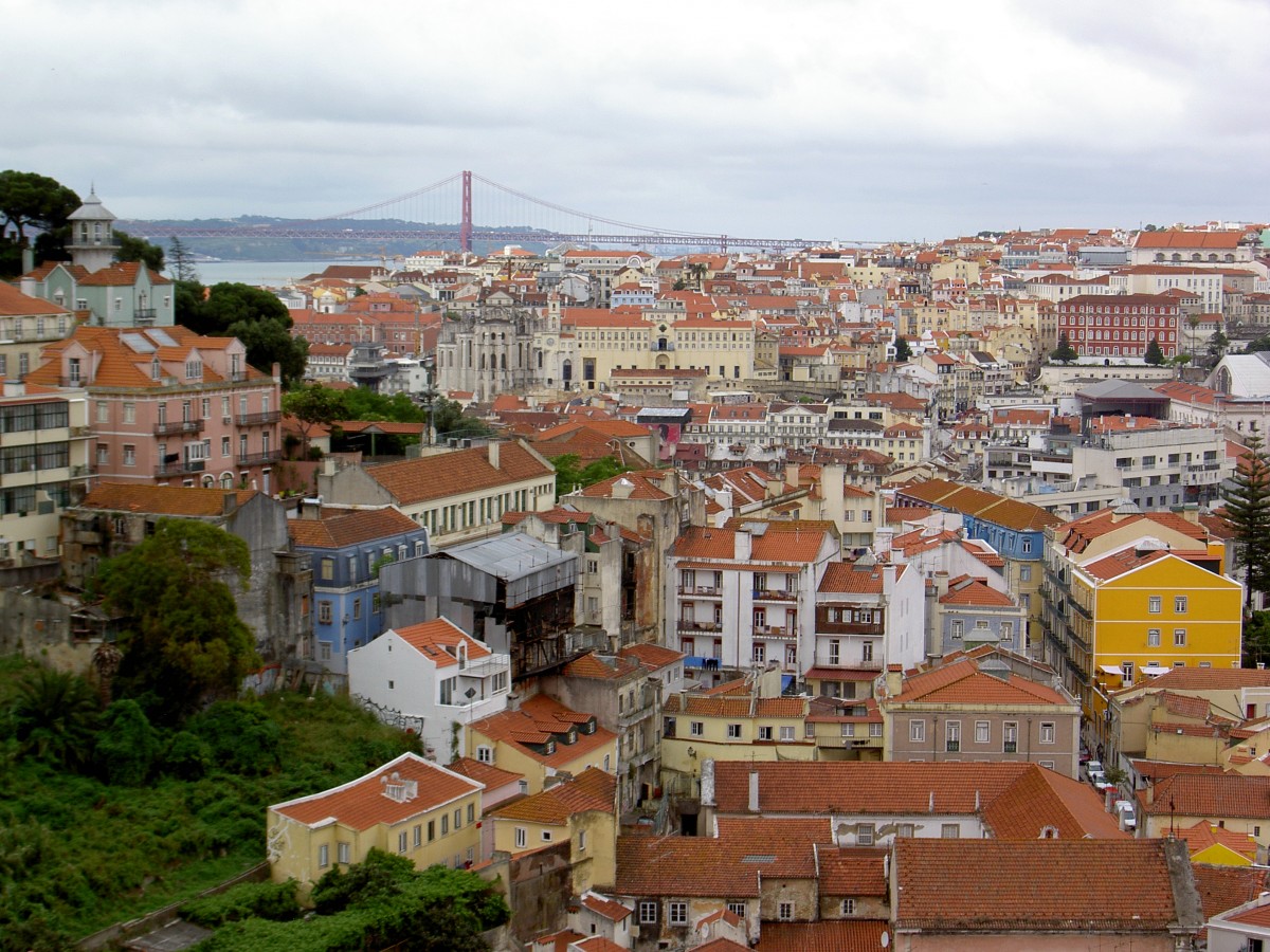 Lissabon, Ausblick vom Aussichtspunkt Miradouro Sophia de Mello Breyner Andresen auf das Stadtviertel Baixa (29.05.2014)