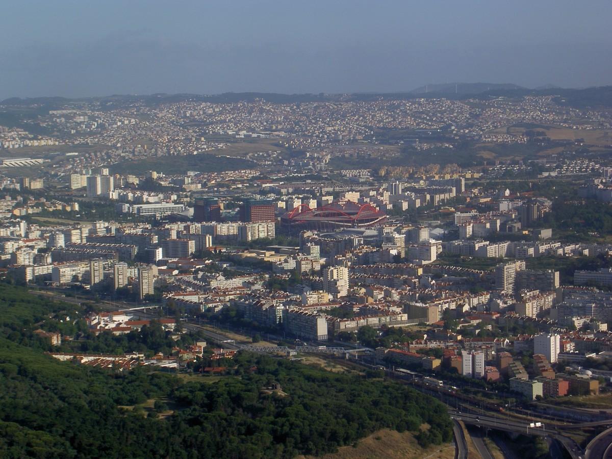 Lissabon, Aussicht auf das Stadtviertel Furnas mit dem Estadio da Luz (24.05.2014)