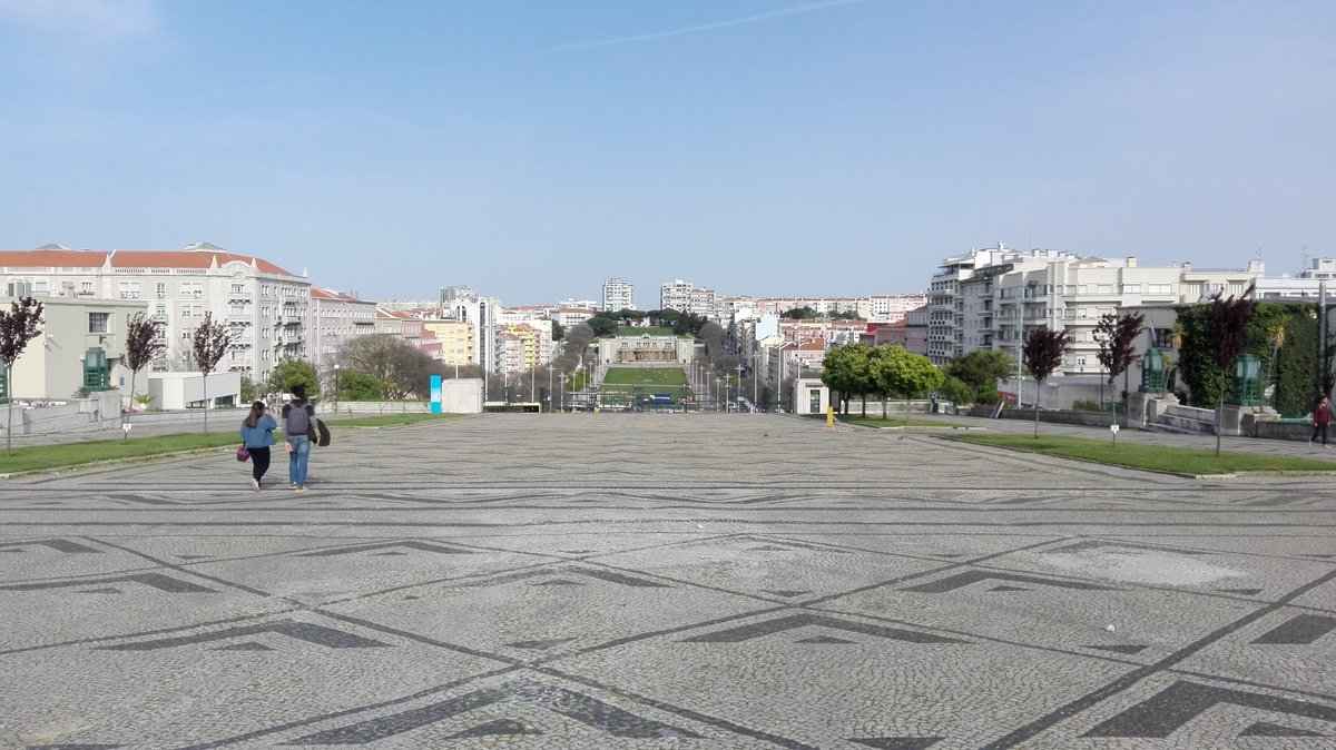 Lissabon. Blick herab vom Hauptgebäude der Universität Instituto Superior Técnico Lissboa in Richtung Metro Alameda und Fonte Luminosa. Aufnommen im März 2019.