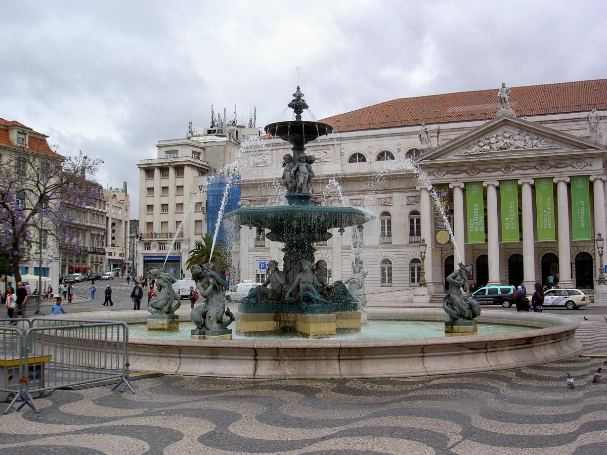 Lissabon, Rossio Platz mit Brunnen und Teatro Nacional Dona Maria II. (29.05.2014)