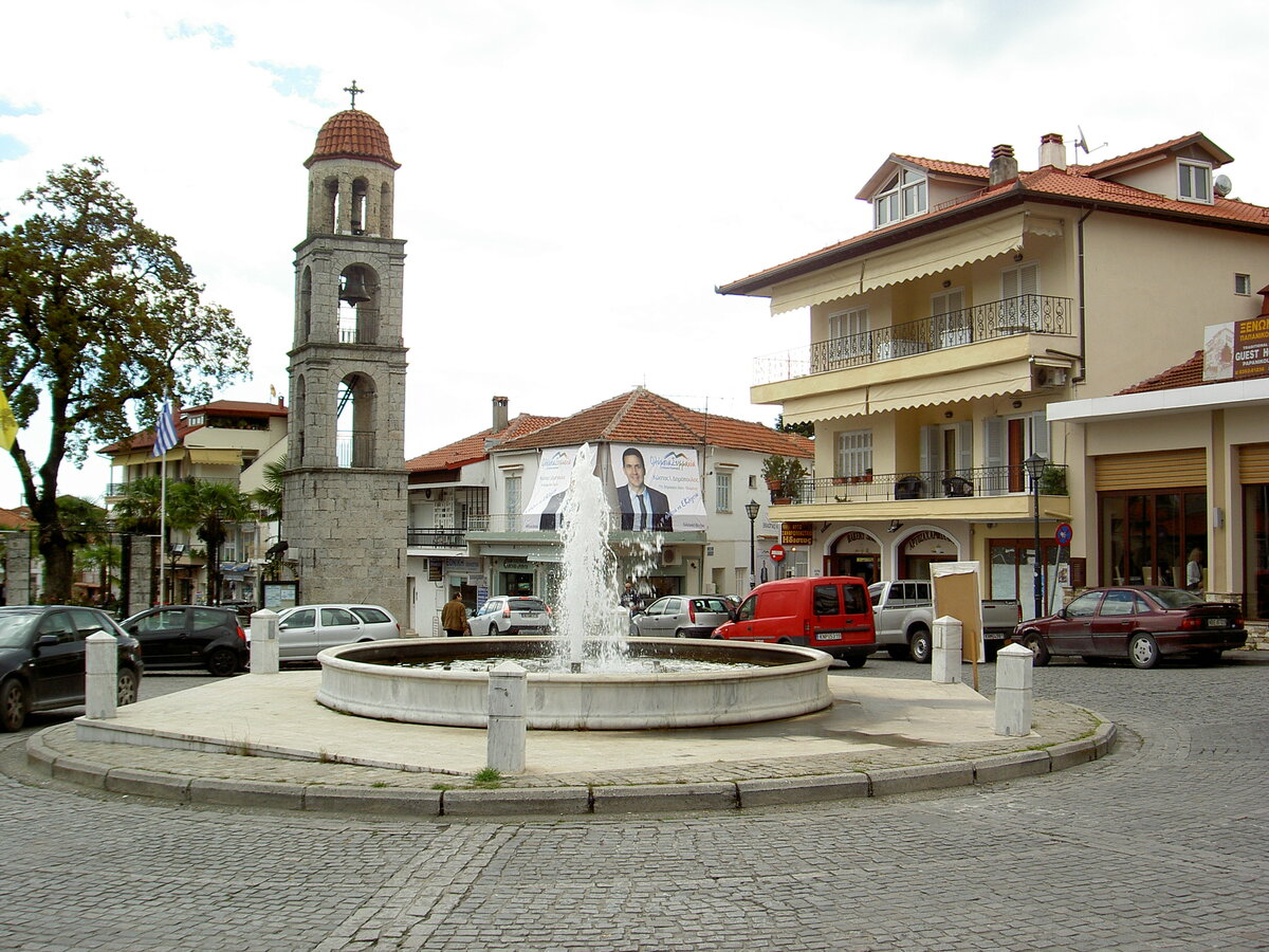 Litochoro, Brunnen und griechisch-orthodoxe Kirche Agios Nikolaos an der Agiou Nikolaou Strae (04.05.2014)