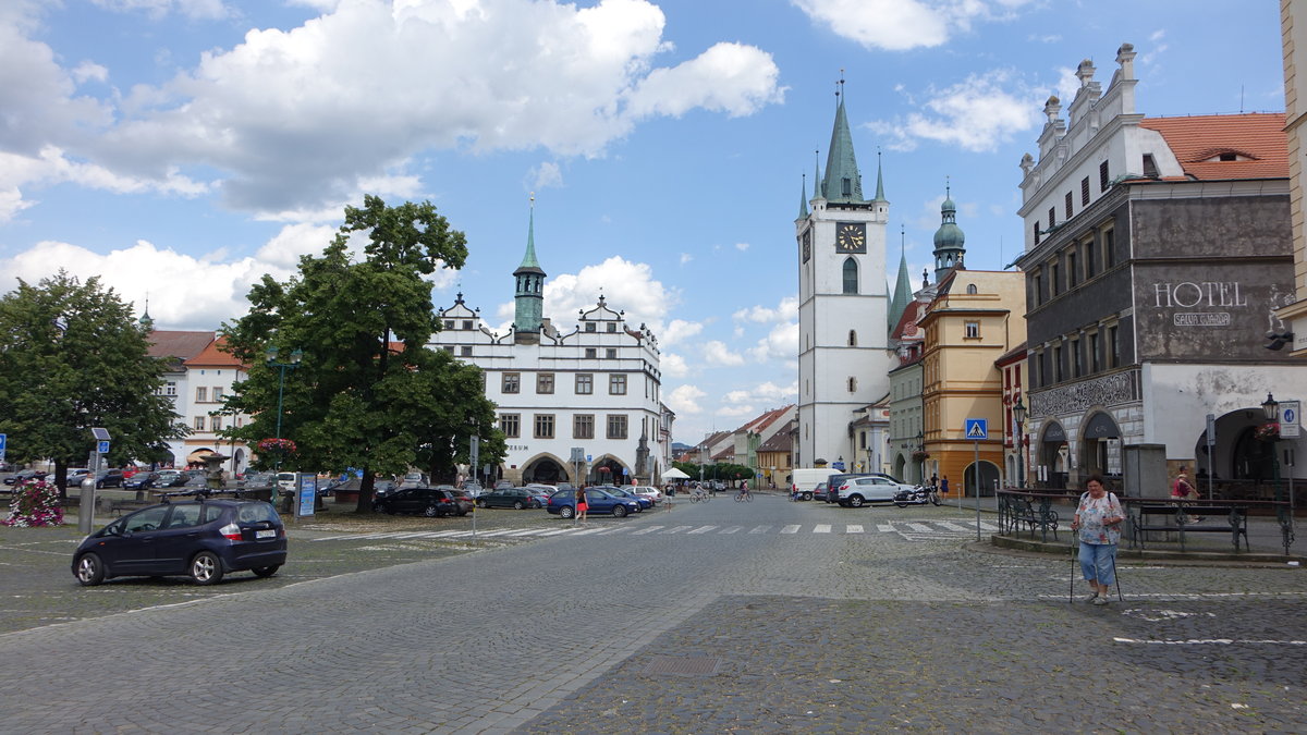 Litomerice / Leitmeritz, Blick auf den Mirove Namesti mit Rathaus und St. Jakob Kirche (27.06.2020)
