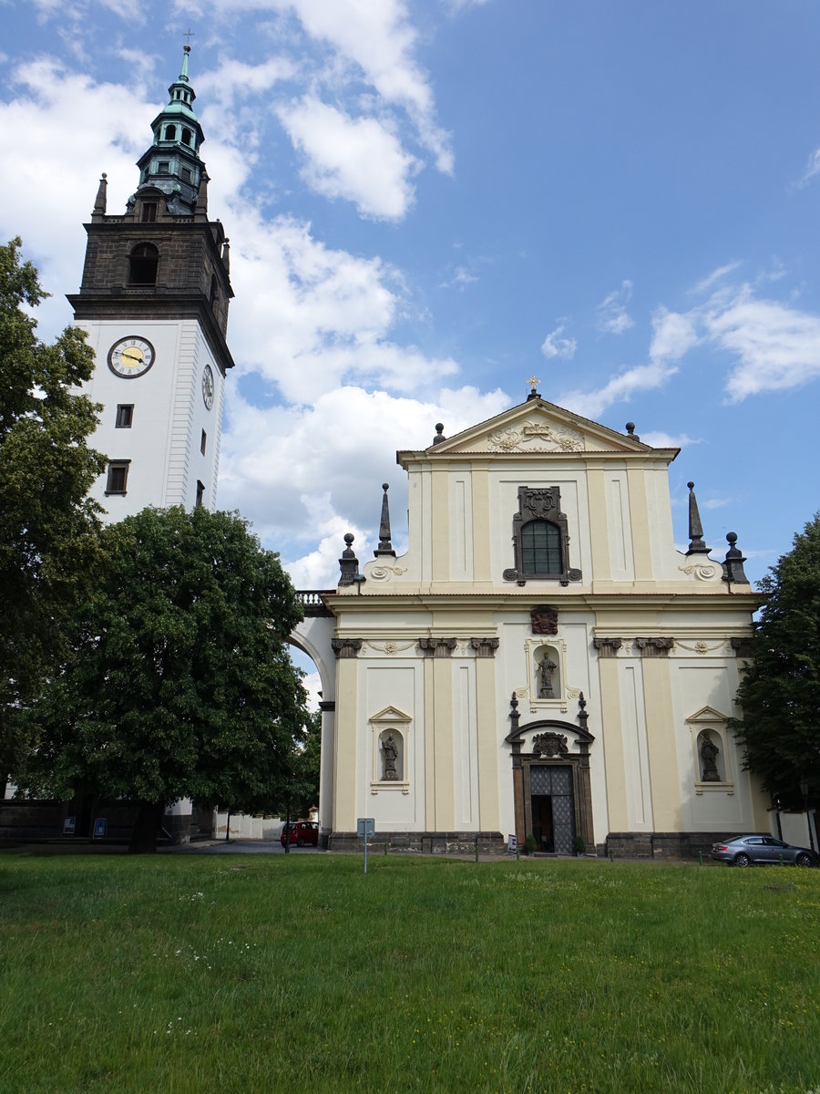 Litomerice / Leitmeritz, Dom St. Stephan am Domske Namesti, erbaut von 1664 bis 1668 durch  Giovanni Domenico Orsi de Orsini und Giulio Broggio. 50 Meter hoher freistehender Glockenturm erbaut 1710 (27.06.2020)