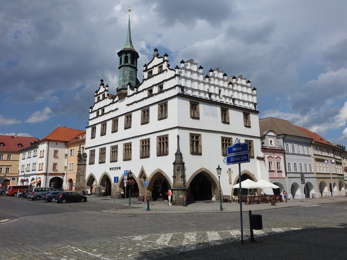 Litomerice / Leitmeritz, historisches Rathaus am Mirove Namesti, erbaut von 1537 bis 1539 durch Meister Paul im Renaissancestil, Rolandfigur von 1539 (27.06.2020)