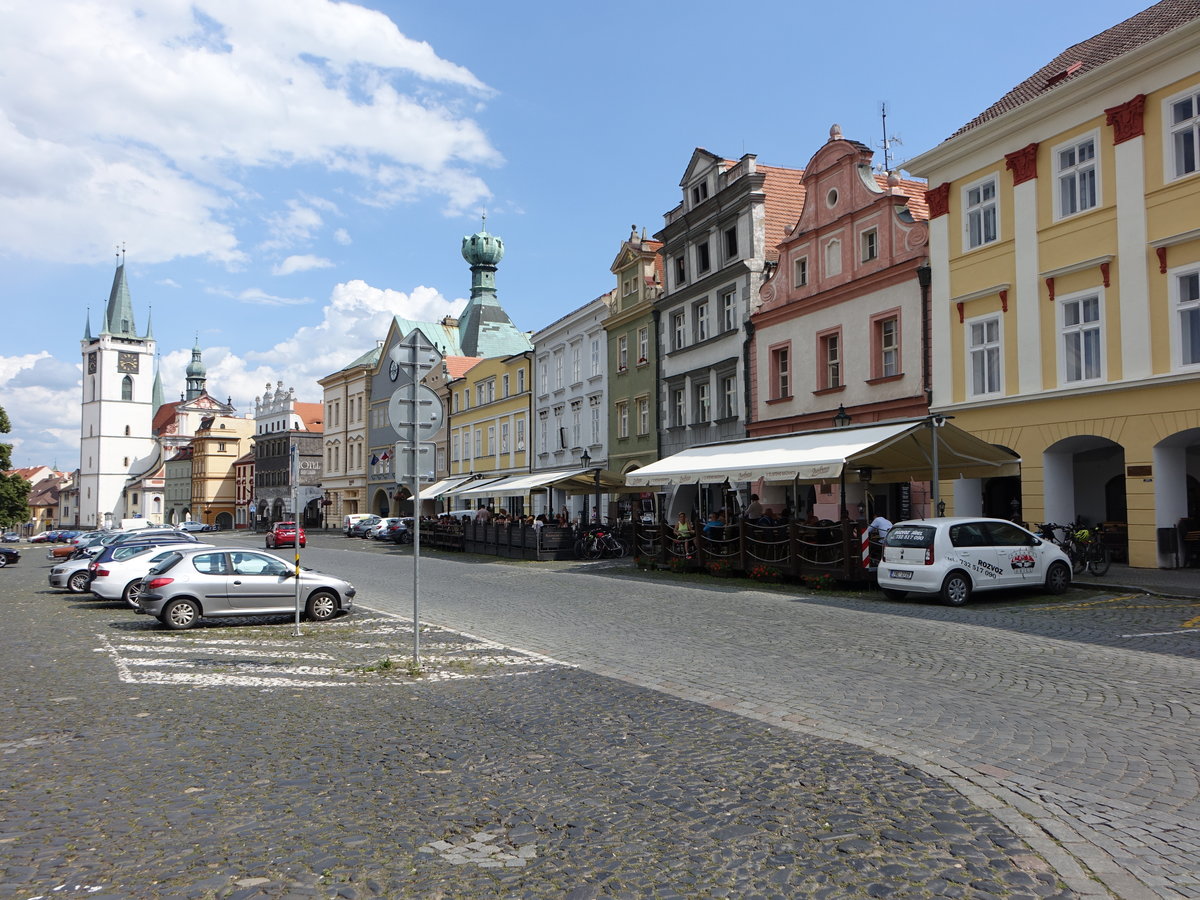 Litomerice / Leitmeritz, Mirove Namesti mit Kelchhaus und Hussitenkelch (27.06.2020)