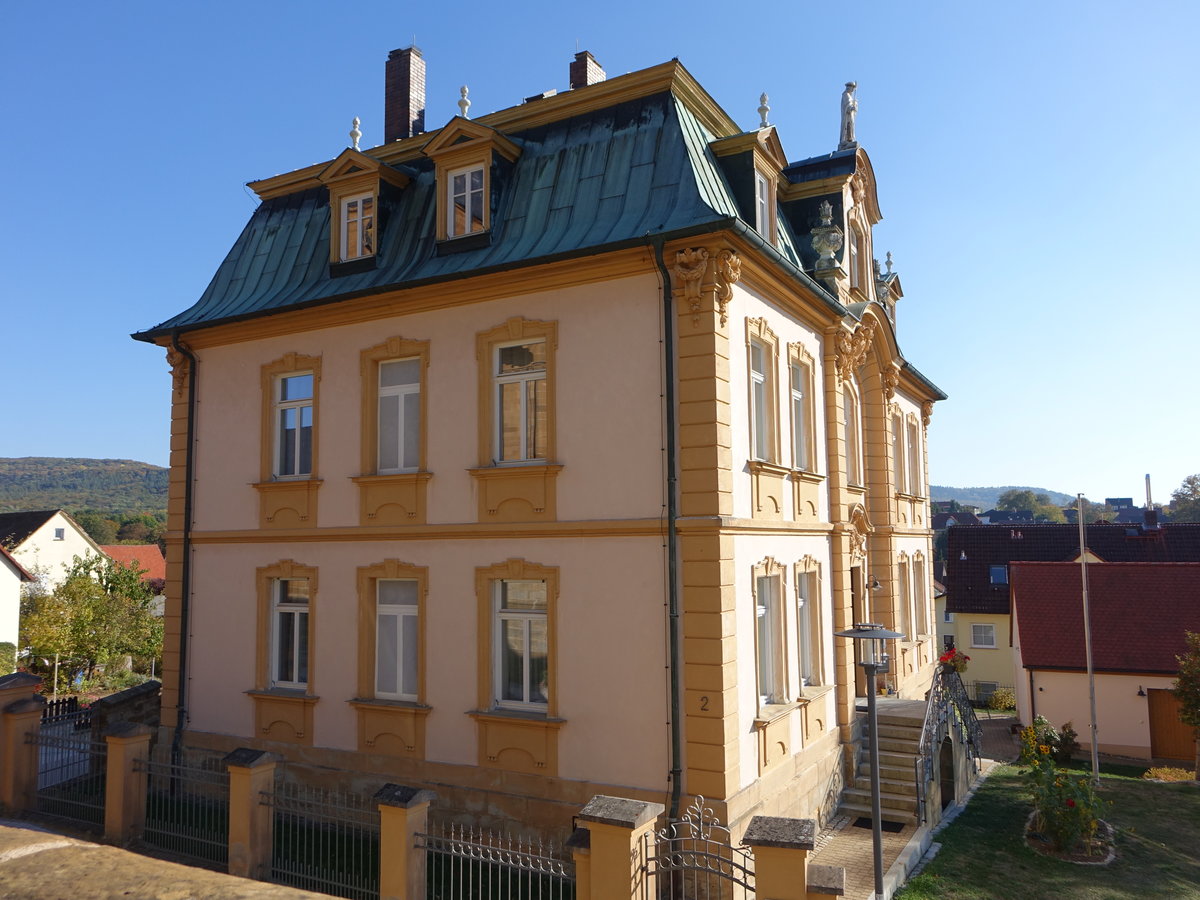 Litzendorf, neubarocker Pfarrhof, zweigeschossiger Mansardwalmdachbau mit gequaderten Eckpilastern, erbaut von 1897 bis 1898 (13.10.2018)