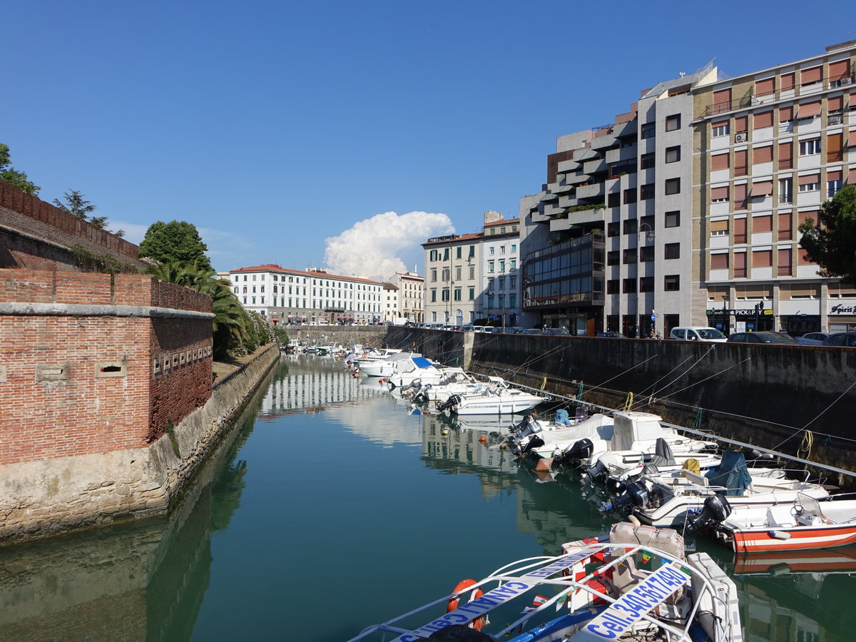 Livorno, Gebude und Teil der Festung am Kanal Fossi (18.06.2019)