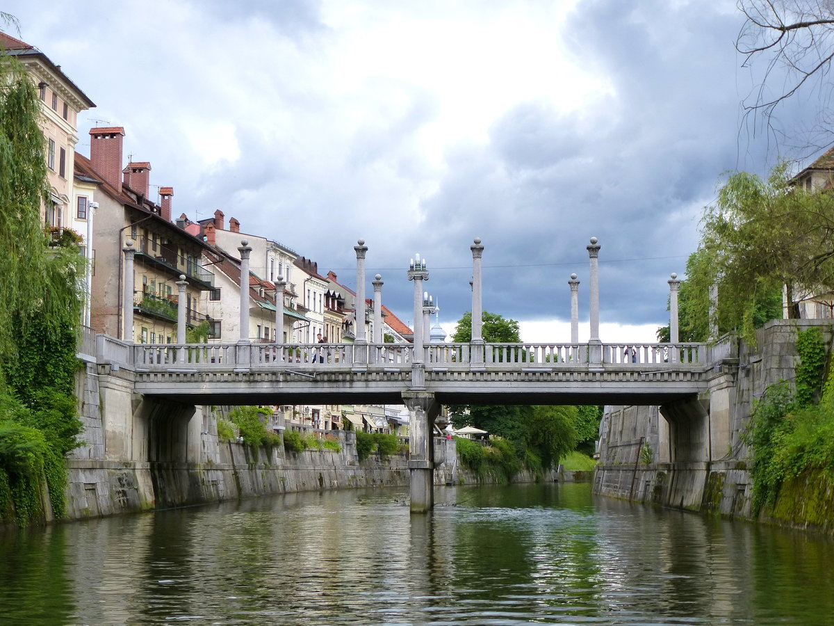 Ljubljana, die aus Kunststein 1931-32 erbaute Schusterbrcke ber die Ljubljancia im Stadtzentrum, Juni 2016