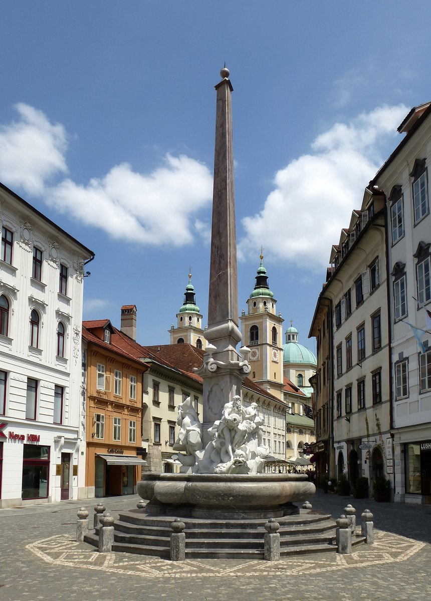 Ljubljana, der barocke Brunnen der  Drei Krainer Flsse  von Francesco Robba am Rathausplatz in der Altstadt, Juni 2016