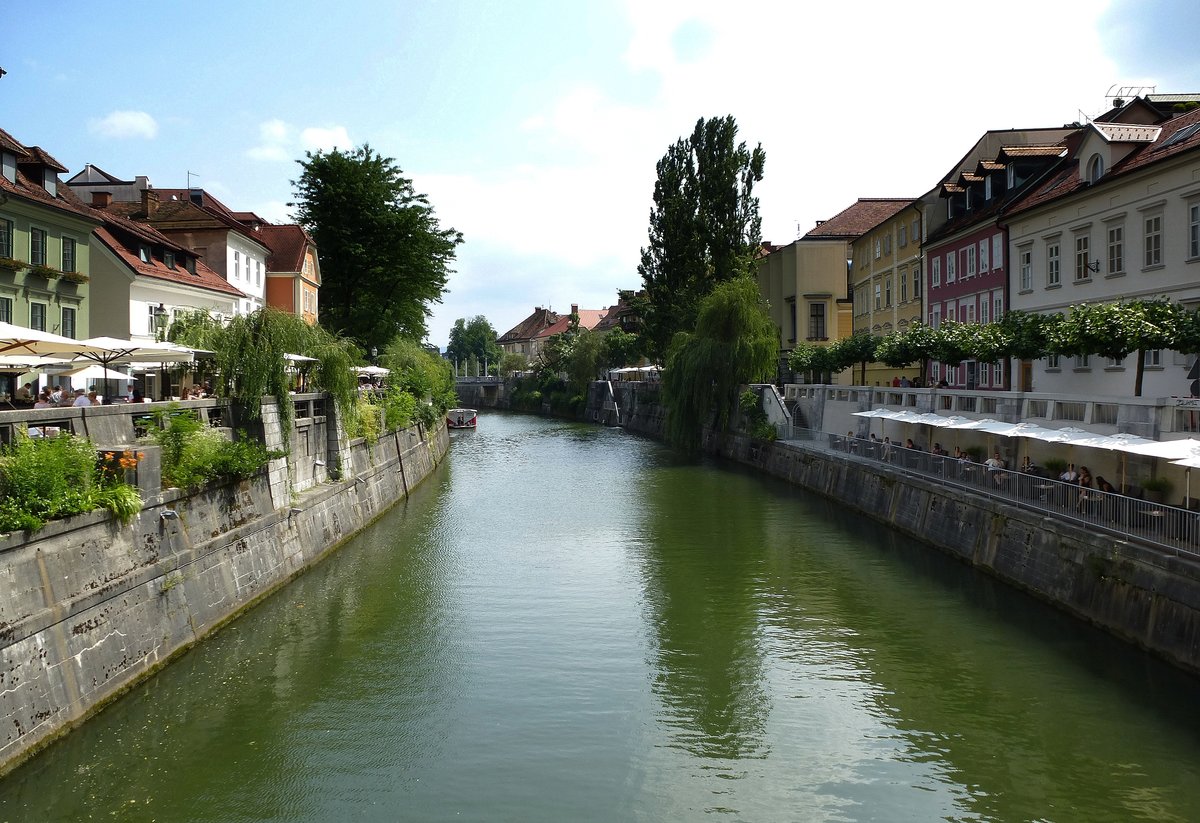 Ljubljana, beidseitig der Ljubljanica sumen Cafes und Restaurants den Flulauf durch das Stadtzentrum, Juni 2016