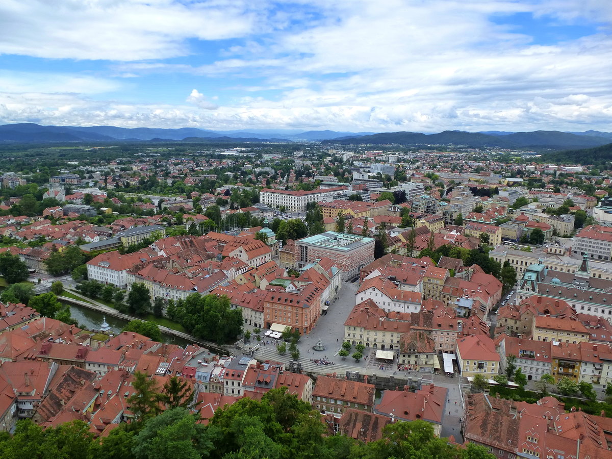 Ljubljana, Blick vom Burgturm über die Stadt zu den Julischen Alpen, Juni 2016