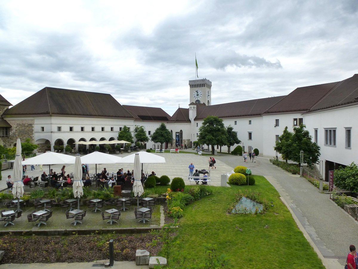 Ljubljana, Blick in den Innenhof der Burganlage mit dem 1848 erbauten Aussichtsturm, Juni 2016