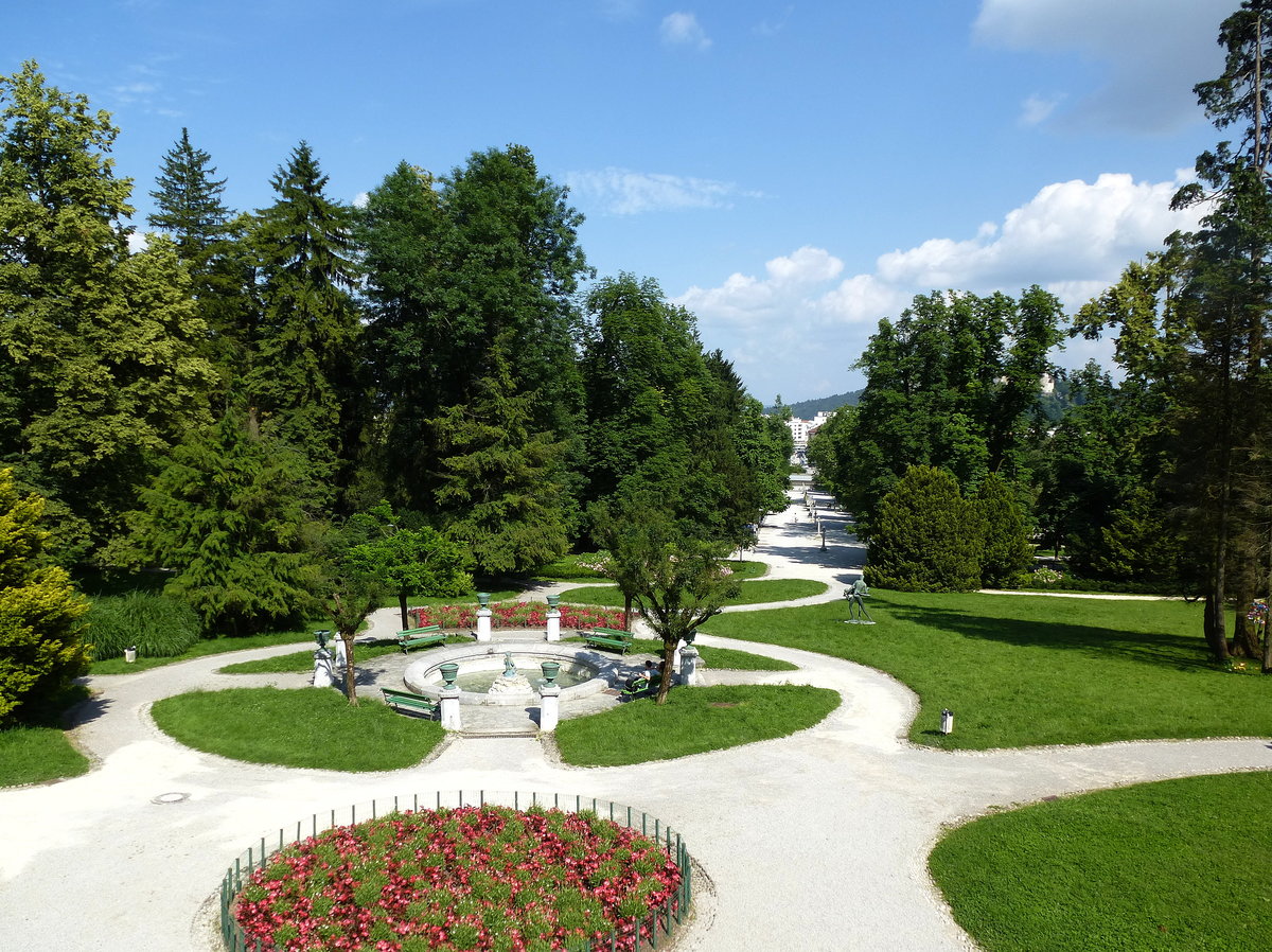 Ljubljana, Blick vom Schlo auf die Jakopic-Promenade, fhrt direkt ins Stadtzentrum, Juni 2016