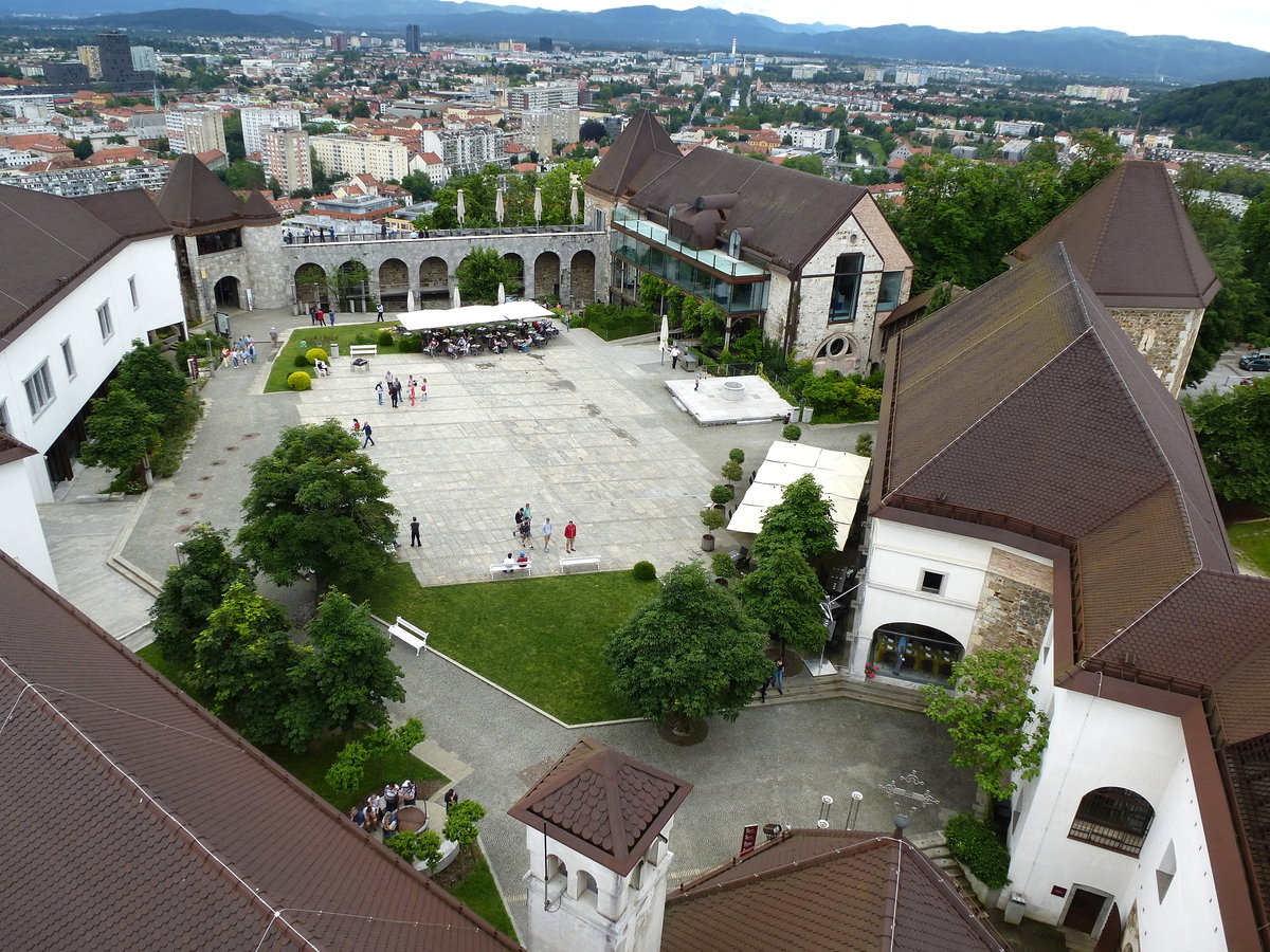 Ljubljana, Blick vom Turm auf die Burg mit dem Innenhof, die heutige Burg stammt aus dem 15.Jahrhundert und beherbergt Museen, Ausstellungen und ein Restaurant, Juni 2016