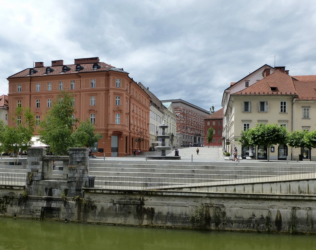 Ljubljana, Blick ber die Ljubljanica zum Neuen Platz mit Freitreppe und Brunnen, Juni 2016