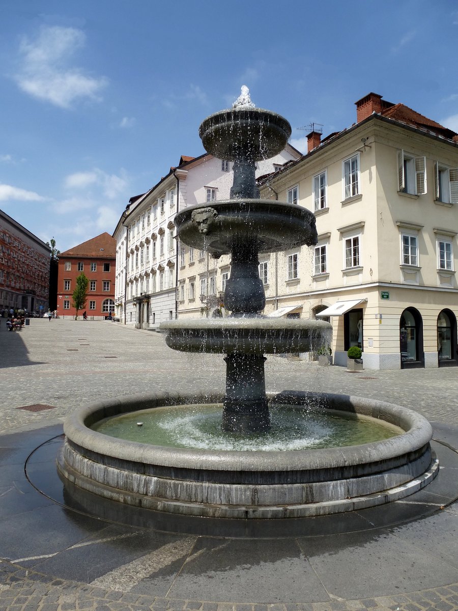 Ljubljana, der Brunnen auf dem Neuen Platz stammt aus dem 17.Jahrhundert, Juni 2016