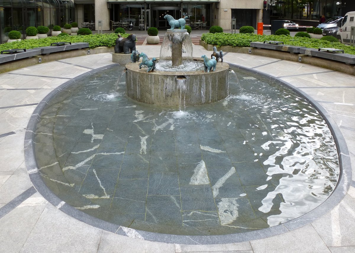 Ljubljana, Brunnen vor dem Eingang zum Grandhotel  Union , Juni 2016