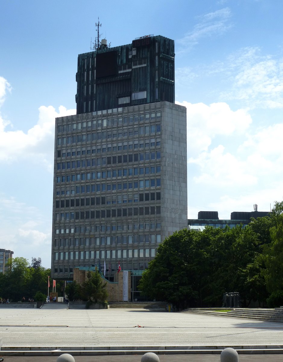 Ljubljana, Brohochhaus am Platz der Republik, beherbergt u.a. mehrere auslndische Botschaften, Juni 2016