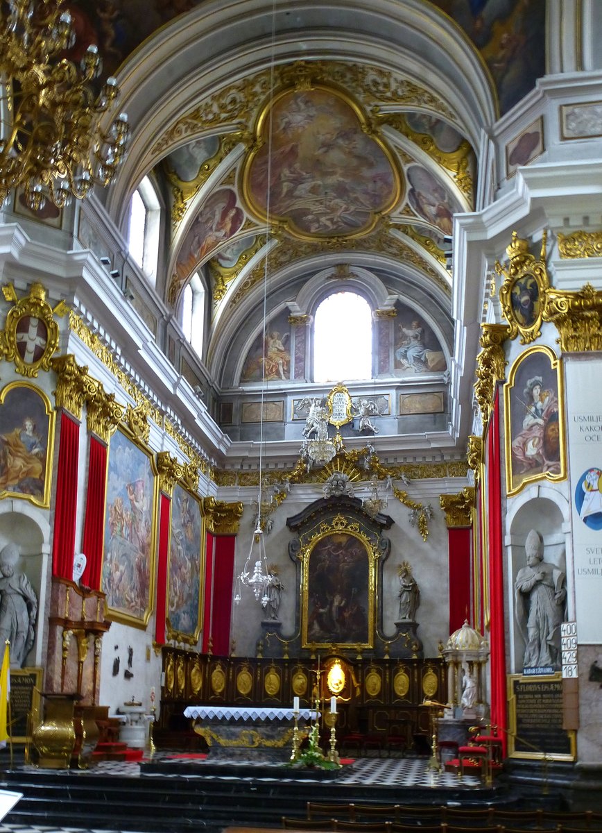 Ljubljana, der Chorraum mit dem Hauptaltar in der St.Nikolaus-Kathedrale, Juni 2016