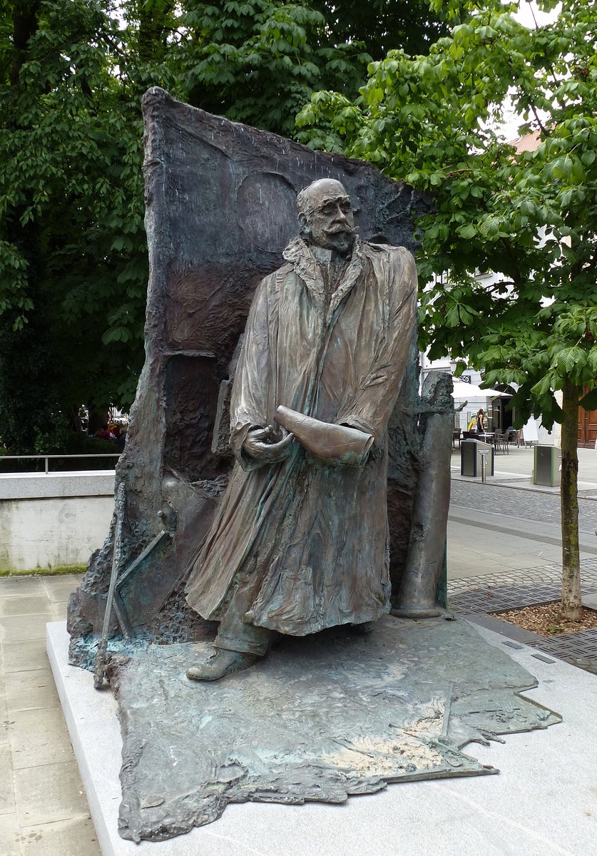 Ljubljana, das Denkmal fr Ivan Hribar (1851-1941) steht nahe dem Ufer der Ljubljanica auf dem Neuen Platz, der Publizist war u.a. von 1896-1910 Brgermeister der Stadt, Juni 2016