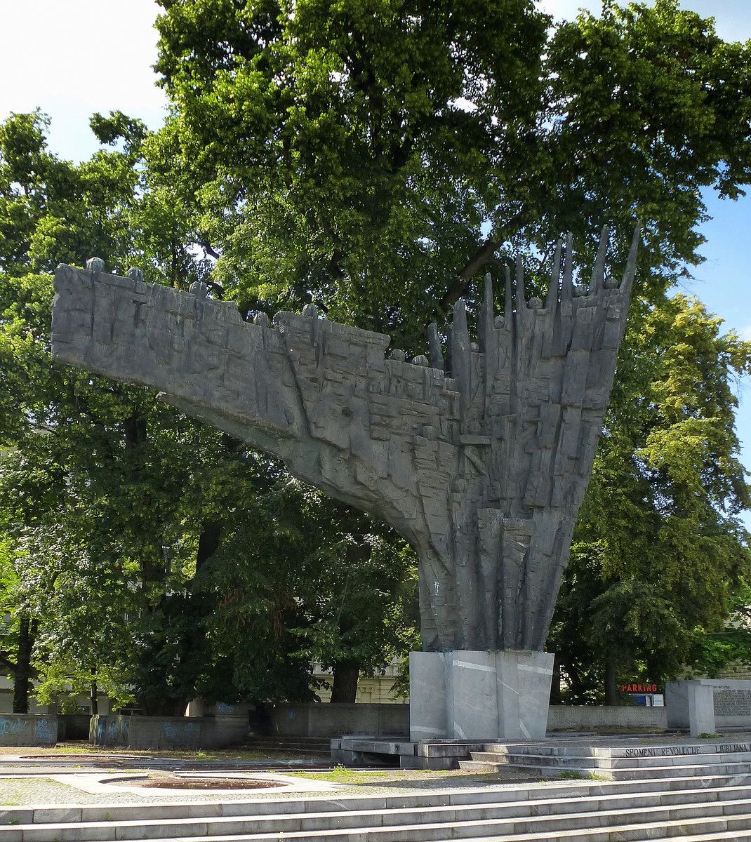 Ljubljana, das Denkmal der Revolution am Platz der Republik, aufgestellt 1975, Juni 2016