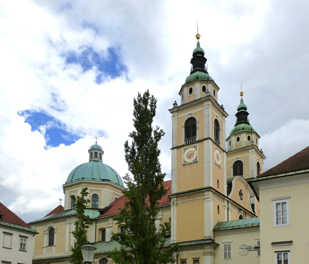 Ljubljana, die Doppeltürme und die Kuppel der St.Nikolaus-Kathedrale, Juni 2016
