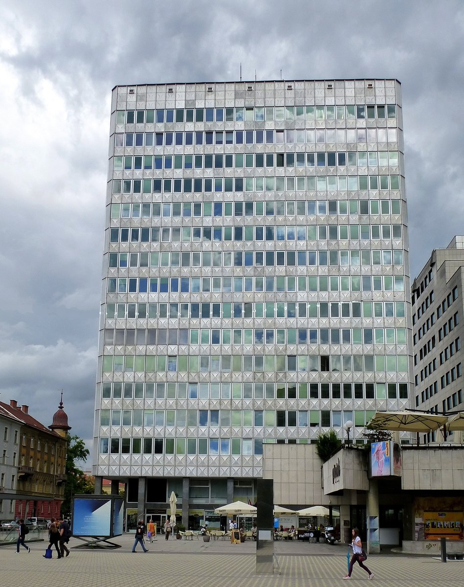 Ljubljana, das DZS-Hochhaus im Stadtzentrum, Juni 2016