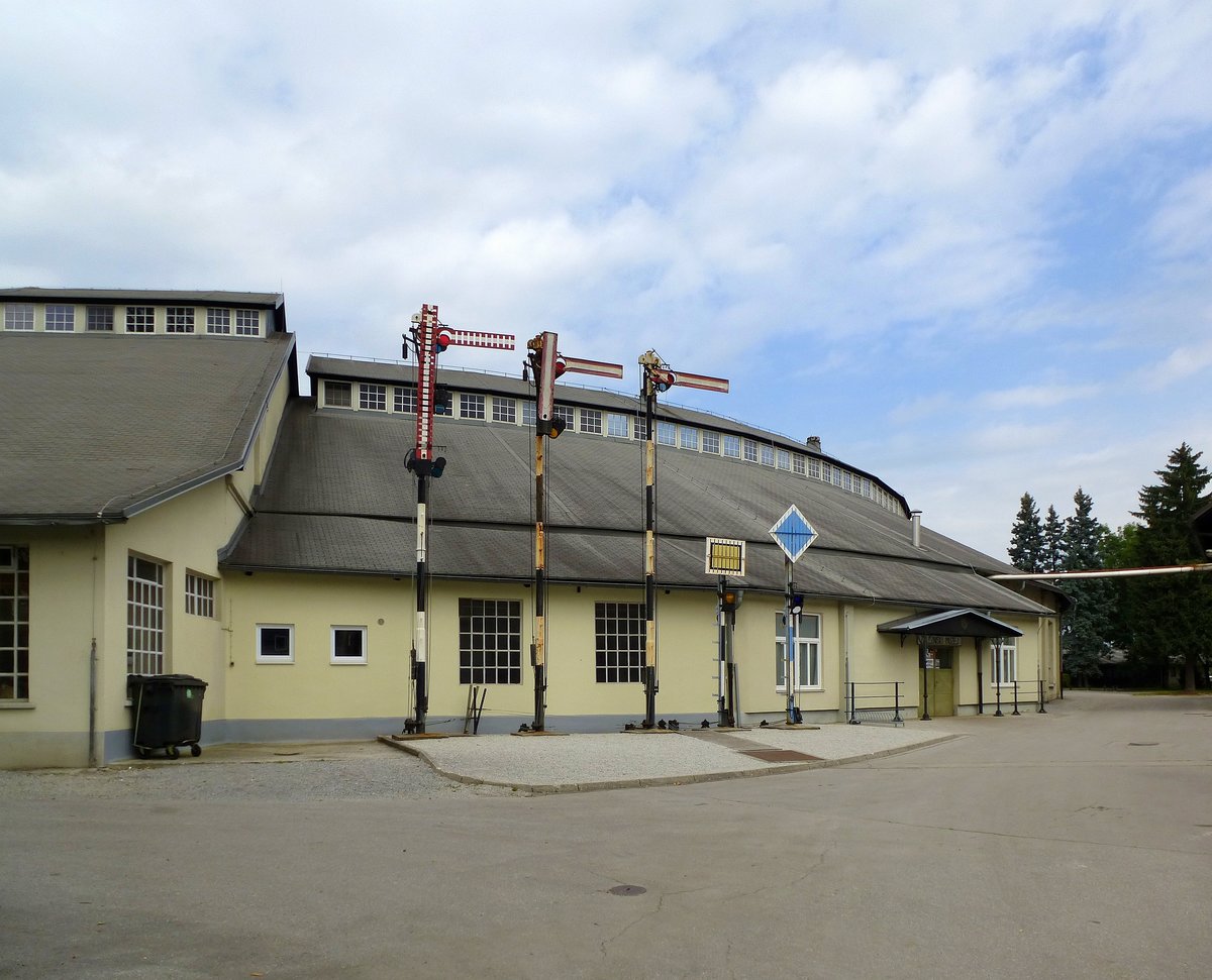 Ljubljana, Eingang zum 1996 erffneten Eisenbahnmuseum, besitzt ber 60 Dampflokomotiven, Juni 2016