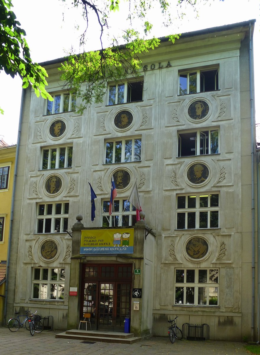 Ljubljana, Gebäude der Musikschule, trägt in der Fassade die Porträts bekannter slowenischer Musiker und Komponisten, Juni 2016