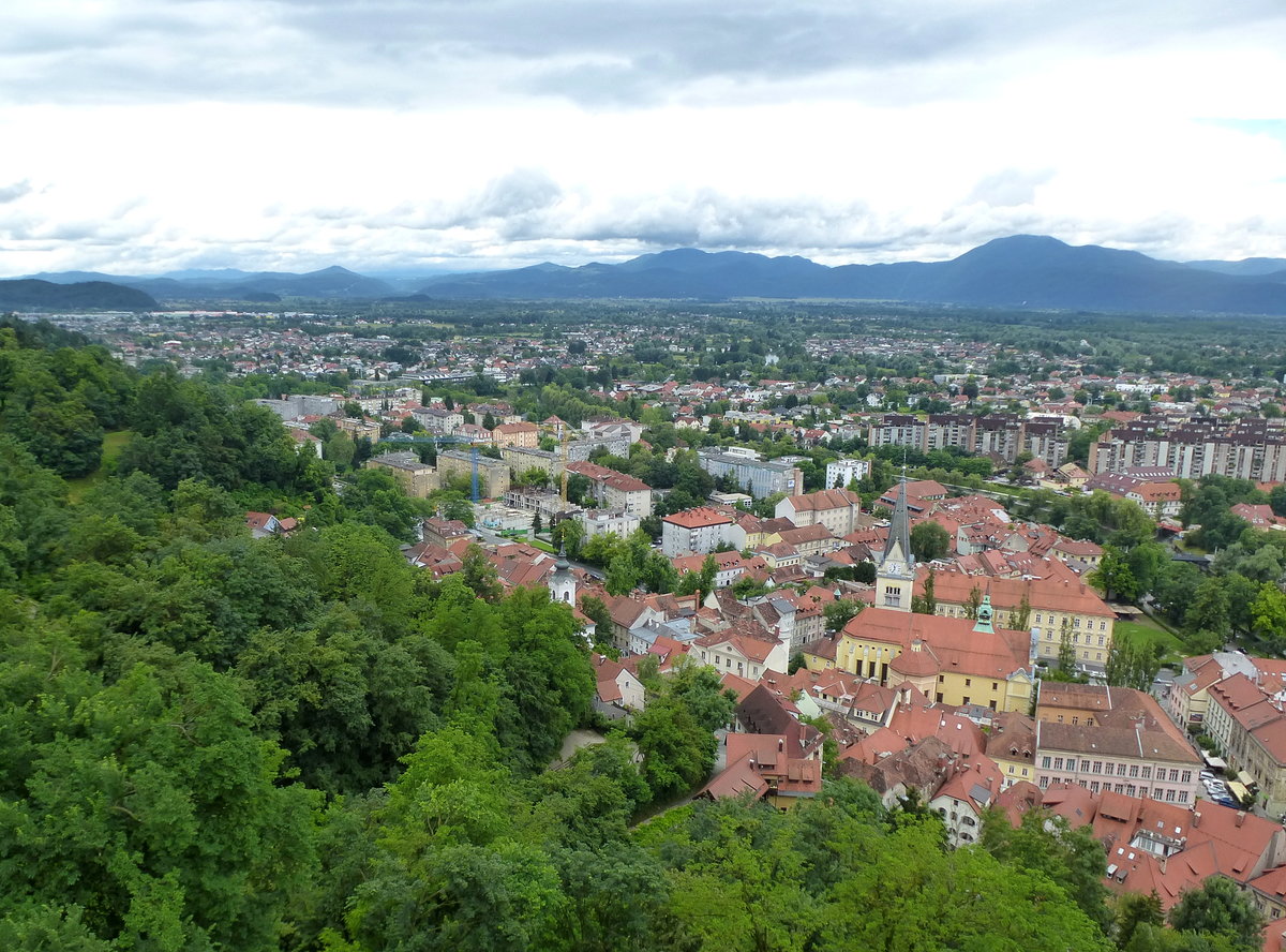 Ljubljana (Laibach), Blick von der Burg Richtung Süden auf einen Teil der slowenischen Hauptstadt, im Vordergrund die Kirche St.Jakob, Juni 2016 