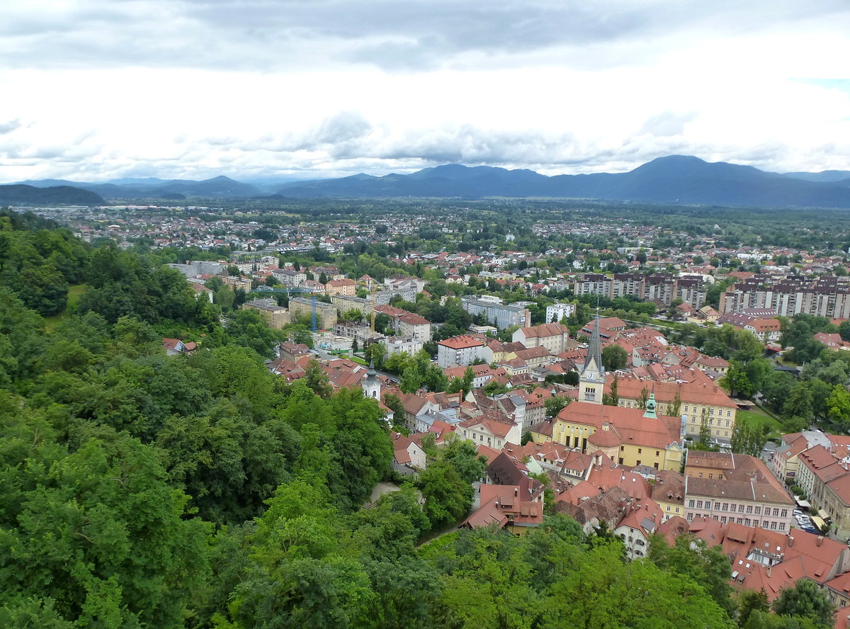 Ljubljana (Laibach), Blick von der Burg Richtung Sden auf einen Teil der slowenischen Hauptstadt, im Vordergrund die Kirche St.Jakob, Juni 2016 