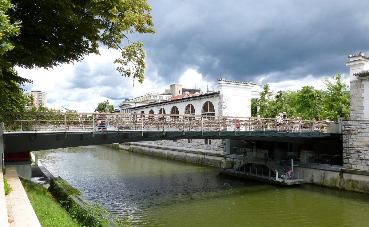 Ljubljana, die Metzgerbrücke von 2010, ermöglicht den Fußgängern den Übergang über die Ljubljanica zum Zentralmarkt, unter der Brücke eine Anlegestation für Ausflugsboote, Juni 2016