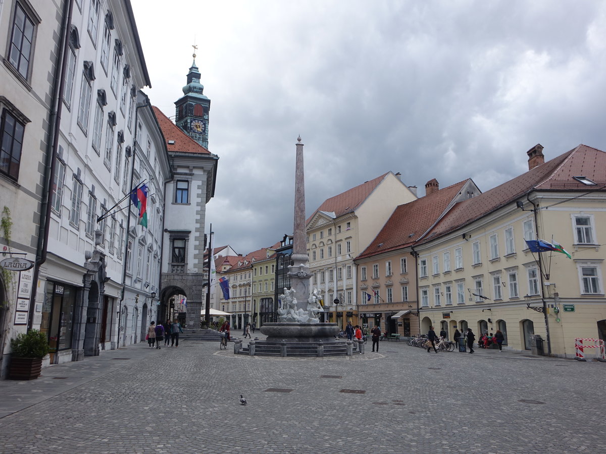 Ljubljana, Rathaus und historische Gebäude am Mestni Platz (04.05.2017)