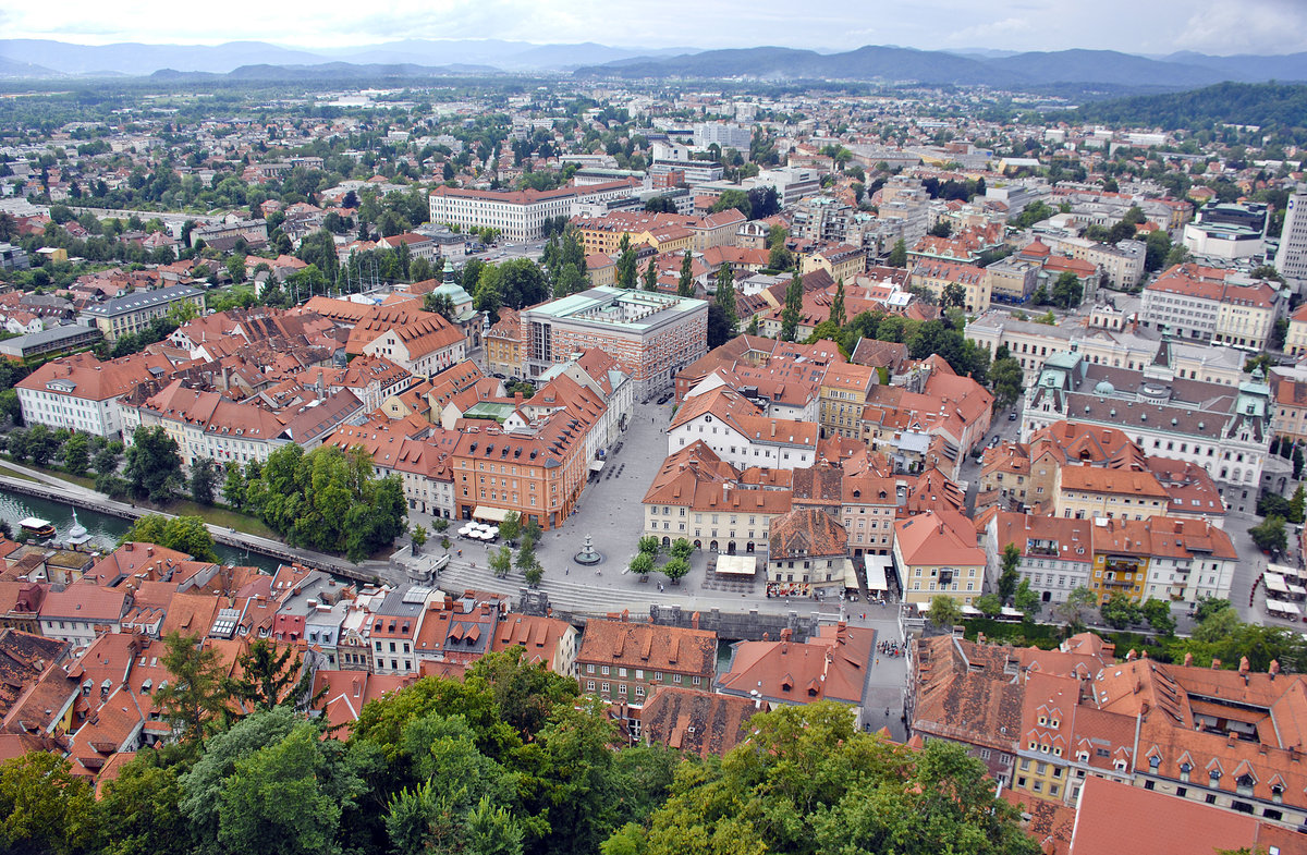 Ljubljana vom Schloss (Ljubljanski grad) aus gesehen. Aufnahme: 1. August 2016.