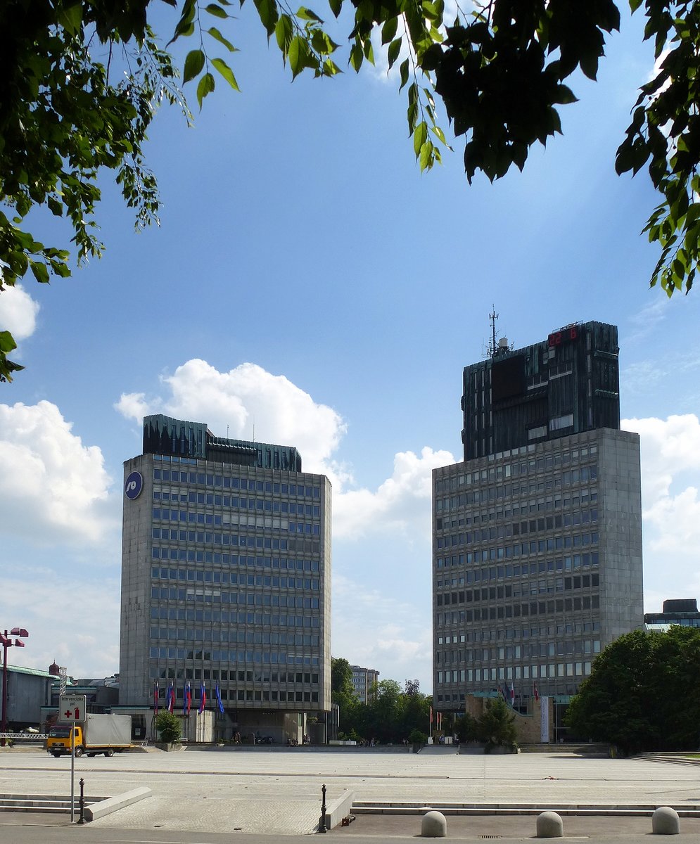 Ljubljana, im Stadtzentrum befindet sich der Platz der Republik, dieser grte stdtische Platz wurde zwischen 1960 und 1981 gestaltet, dominierend die beiden Hochhuser fr Banken und Bros, Juni 2016