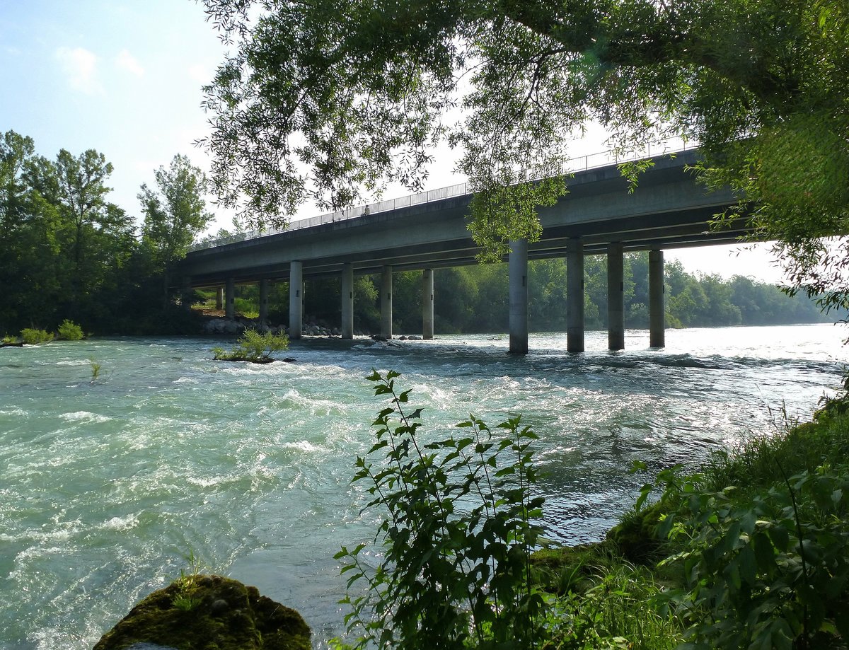 Ljubljana, ber die Save fhrt diese Autobrcke im Stadtteil Tomacevo, Juni 2016