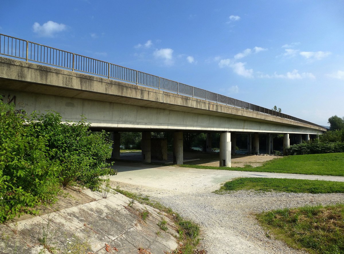 Ljubljana, die vierspurige Autobrcke ber die Save im Stadtteil Tomacevo, Juni 2016