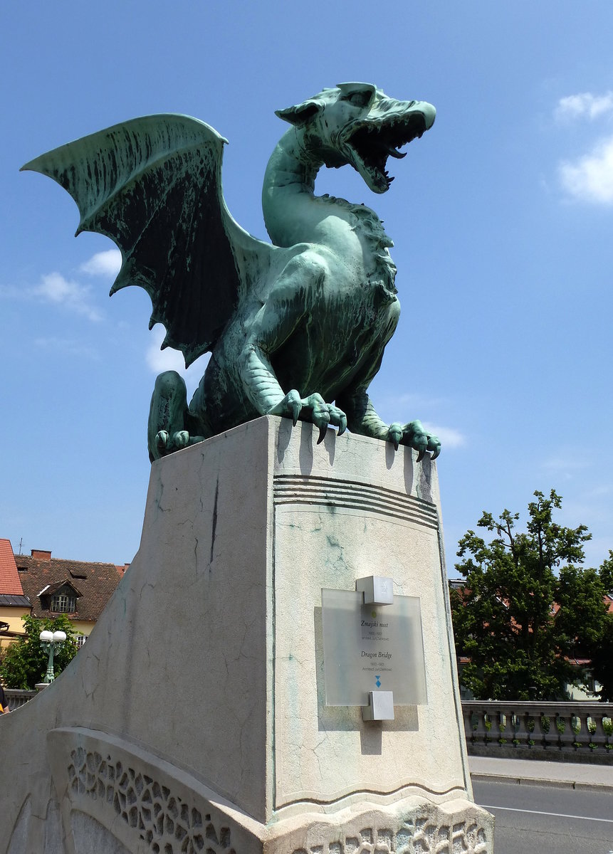 Ljubljana, das Wappentier der slowenischen Hauptstadt, steht an der 1901 erbauten Drachenbrcke in der Altstadt, Juni 2016