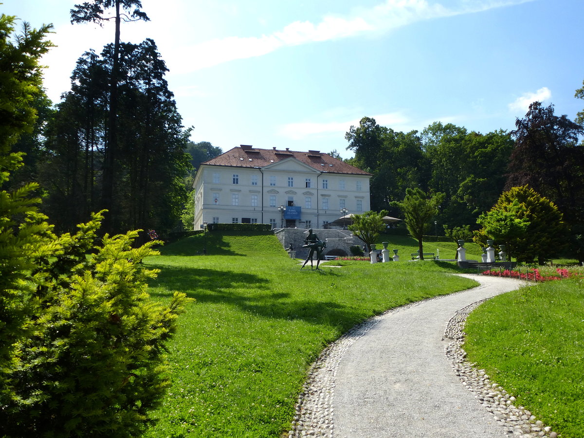 Ljubljana, der Weg zum Tivoli-Schlo ist gesumt von verschiedenen Kunstwerken, Juni 2016